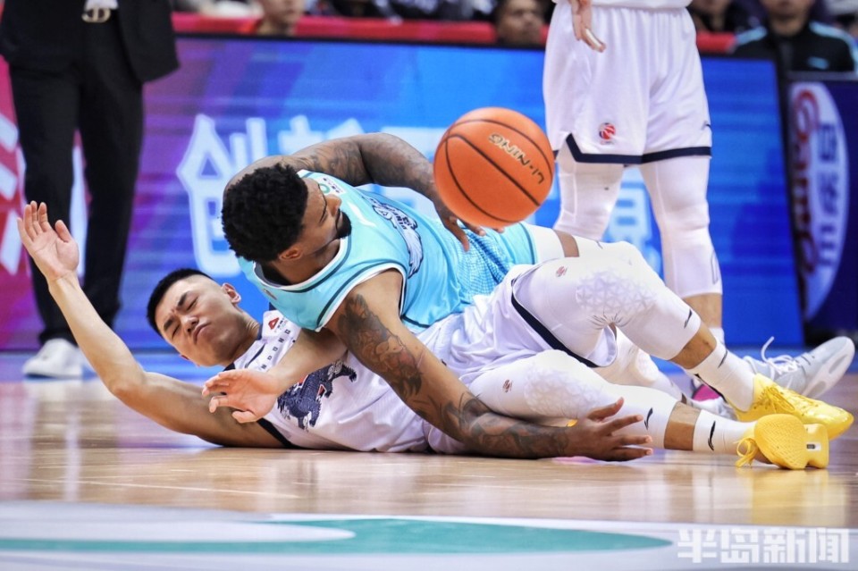 青岛男篮夺得关键胜利，晋级淘汰赛